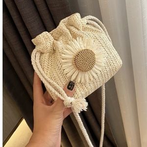 Cloth Clutch Bag with Floral Appliqué Decor Straw Bag
